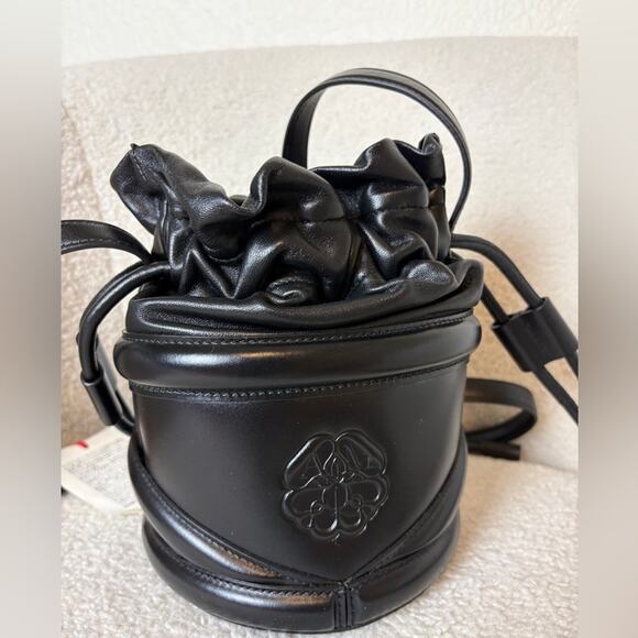 ALEXANDER MCQUEEN The Soft Curve leather bucket bag - Picture 5 of 9